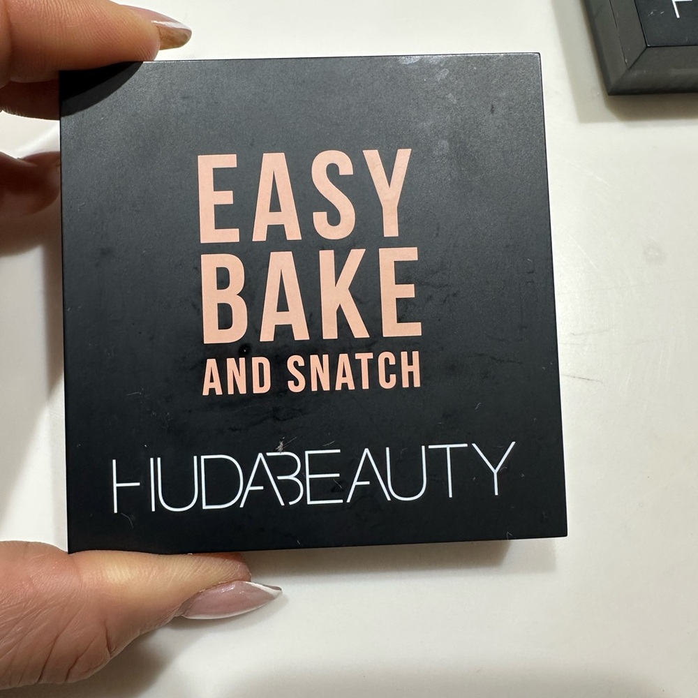 HUDA BEAUTY Banana Bread Setting Powder